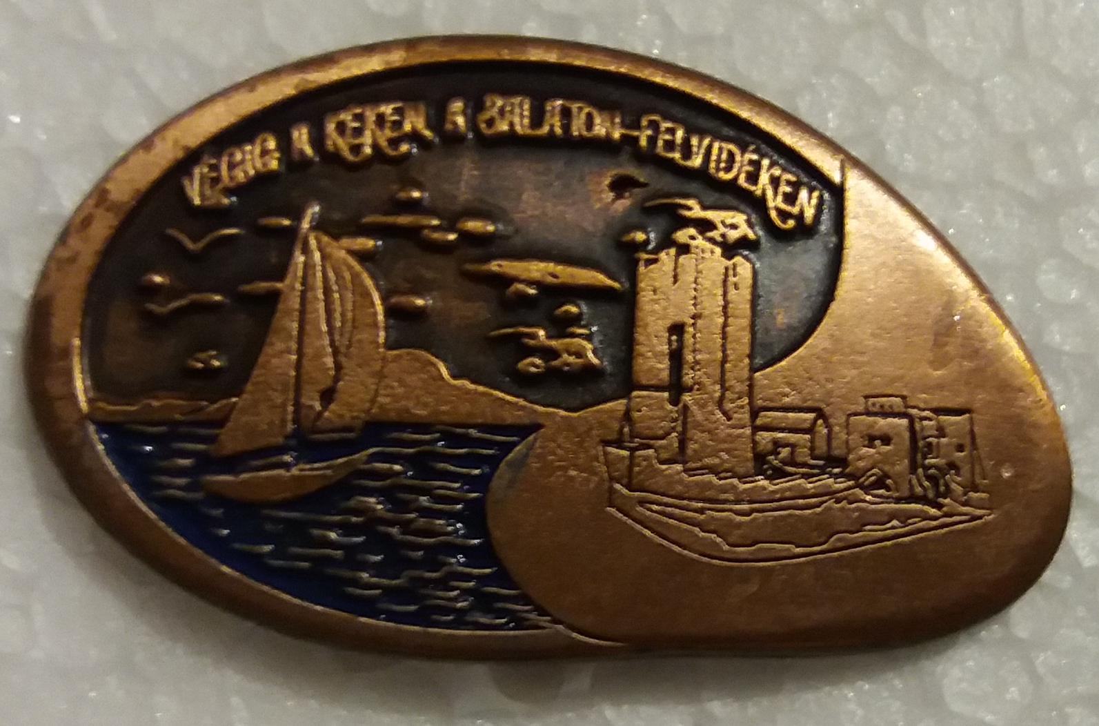 The badge of the movement named Along the Blue Trails of Balaton-felvidék Region