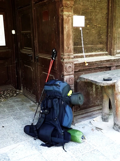 Csendélet Frigyes Főherceg pavilonjának teraszán hátizsákkal, túrabotokkal, lánc végén himbálódzó kéktúra pecséttel és turista GPS-sel