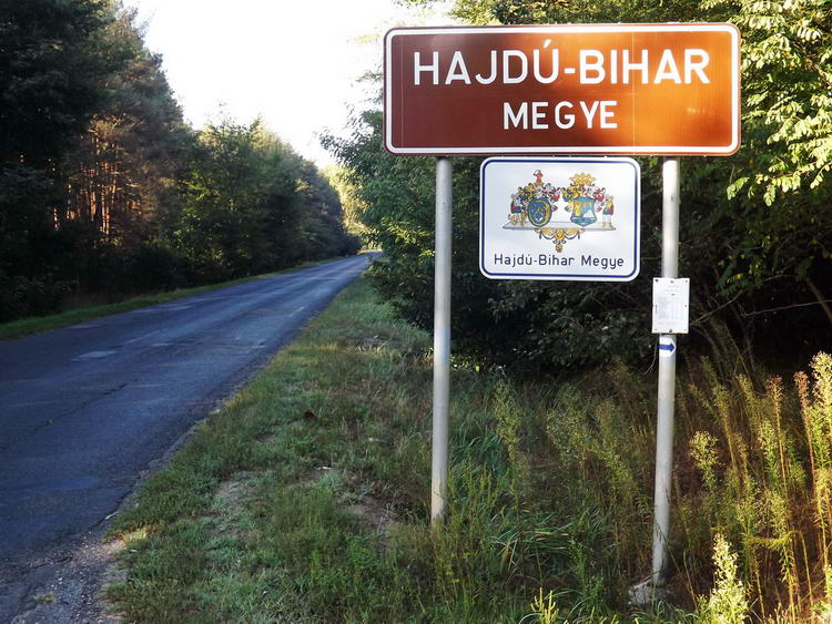Elértem Hajdú-Bihar megye északi határát. Innen már Szabolcs-Szatmár megyében járok.