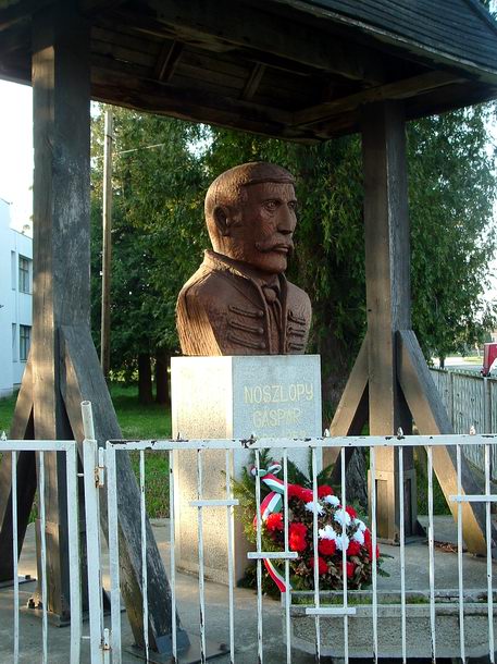 Somogysárd - Noszlopy Gáspár faragott szobra a falu főterén