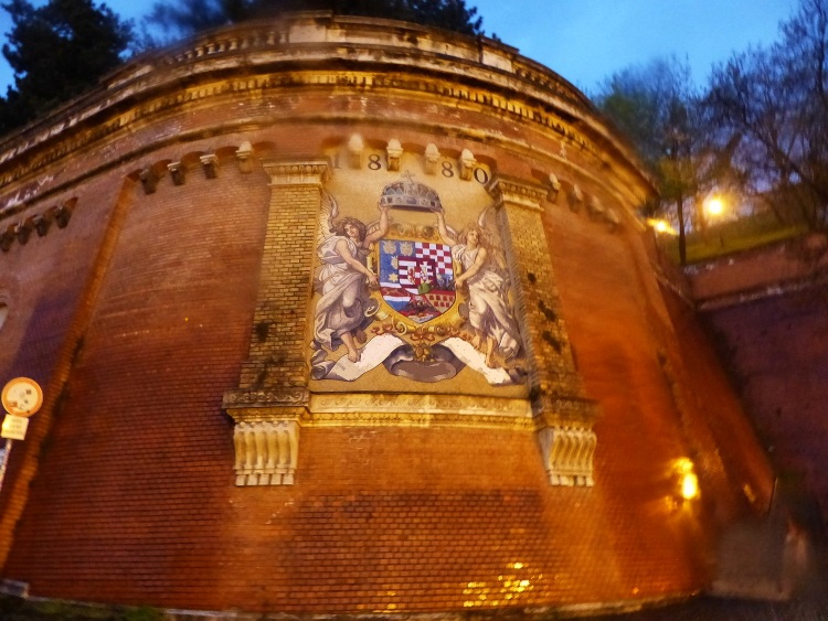 A Sikló melletti támfalon látható az úgynevezett angyalos címer