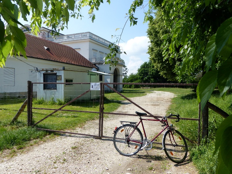 Igazoló kép a bicajjal a Bajnai-Metternich kestély bezárt kapuja előtt