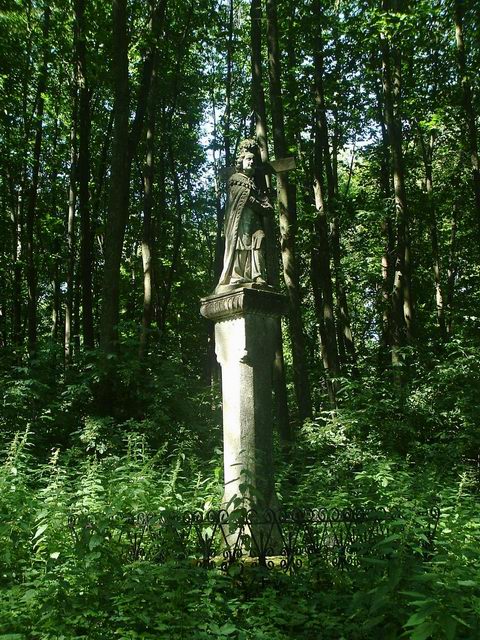 Szent Ilona szobor az erdőben Tömörd határától nem messze