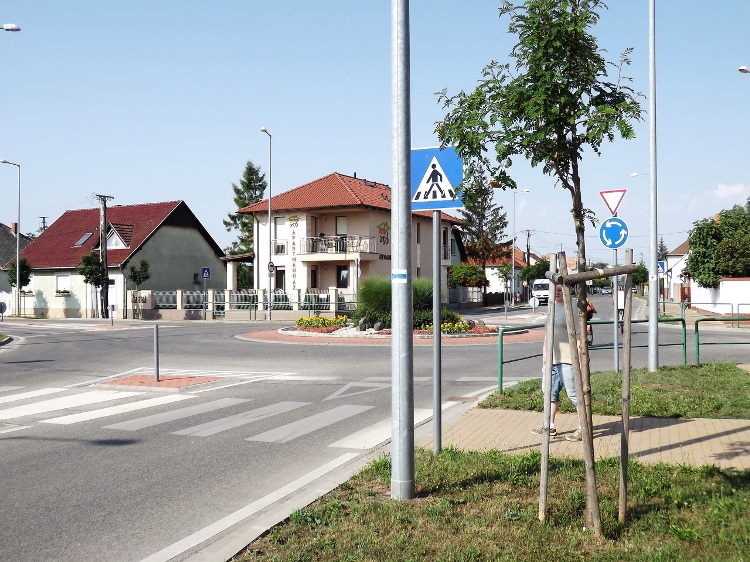 Körforgalom az Esze Tamás utca és a Nádasdy Ferenc utca kereszteződésében