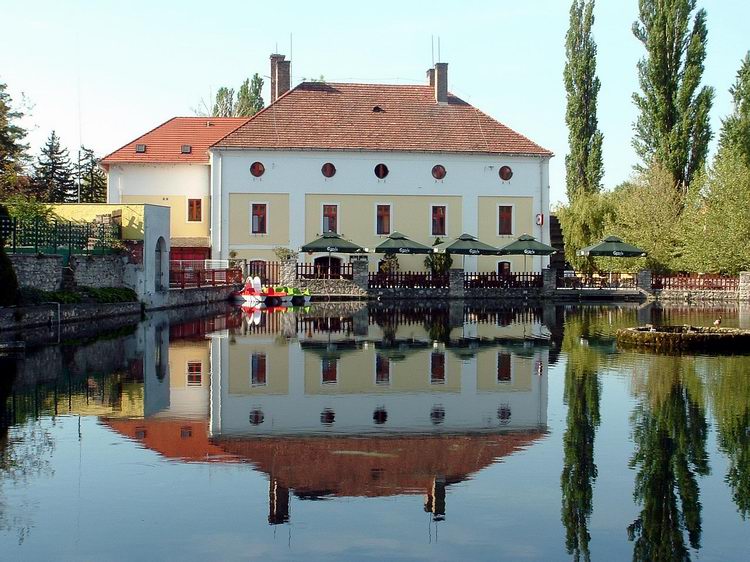 The Water Mill Restaurant stands at the coast of the Mill Lake