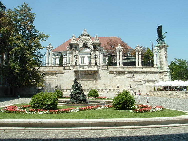 Budapest - A Turul szobor és a Sándor-palota épülete