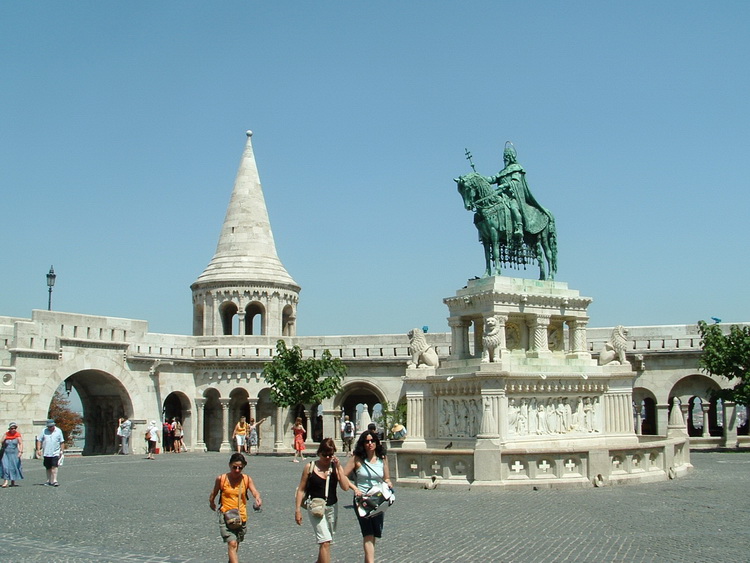 Budapest - Szent István szobra a Halászbástya előtt