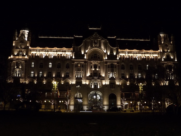 Budapest - A Gresham palota esti kivilágítással