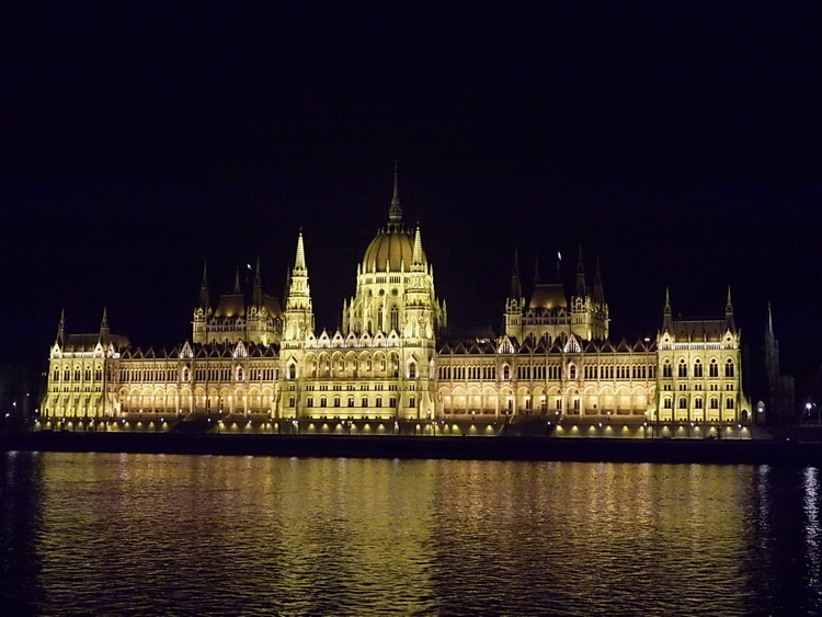 Budapest - A kivilágított Országház a budai rakpartról nézve