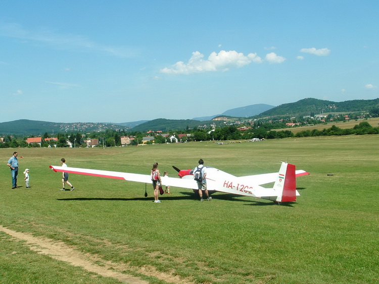 Motoros vitorlázórepülő a mezőn