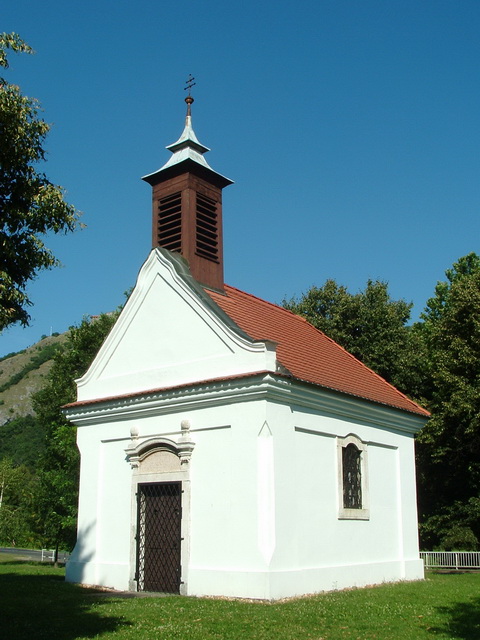 Visegrád - Kápolna a dunaparti országút mellett