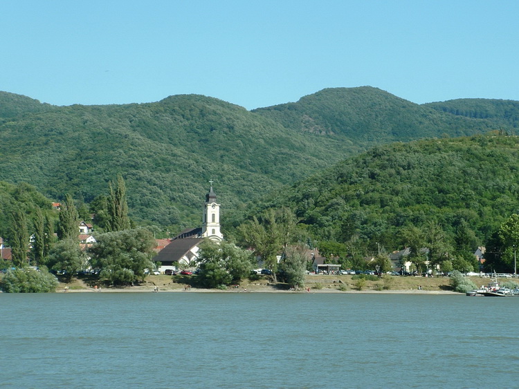 We can see the mountains of Pilis from the ferry. The rocks of Borjúfő are on the middle of the photo.