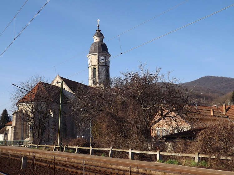 Nagymaros - A római katolikus templom és a Hegyes-tető látképe a vasútállomásról