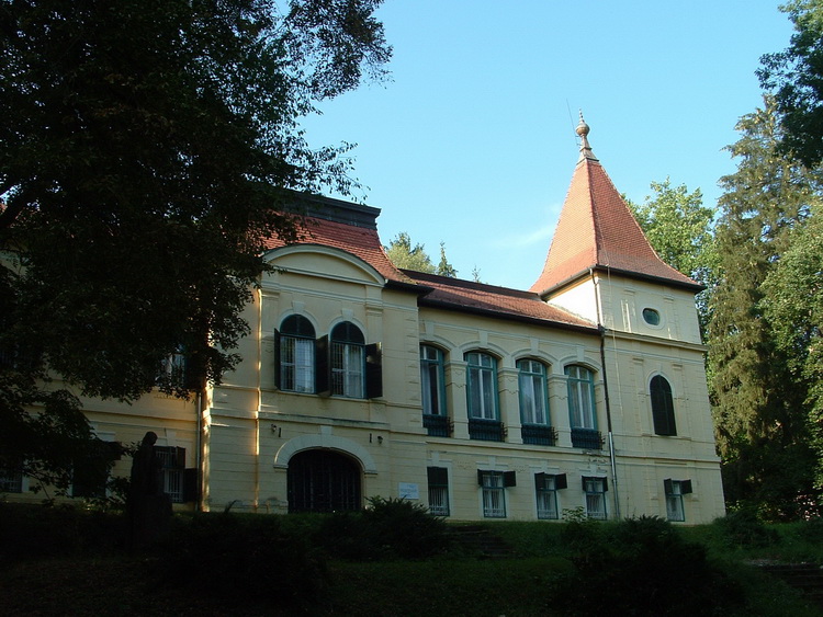 The Almásy mansion is located at the border of Felsőpetény village