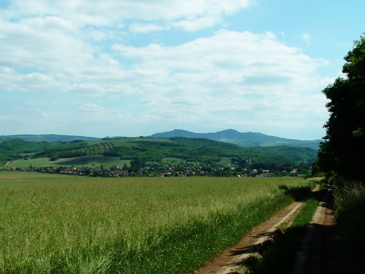 Cserhátsurány and the Szanda-hegy taken from the edge of the fields