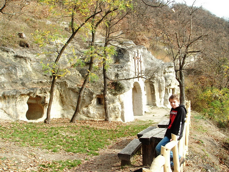 A Szentkút remetebarlangjainál