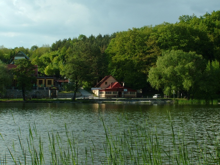 The Thirsty Pike Restaurant stands at the coast of the lake