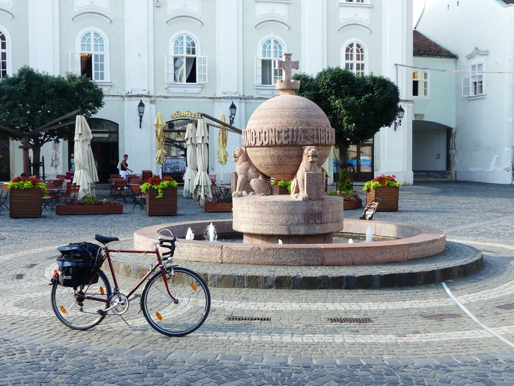 Székesfehérvár - Az Országalma előtt parkol a kerékpárom