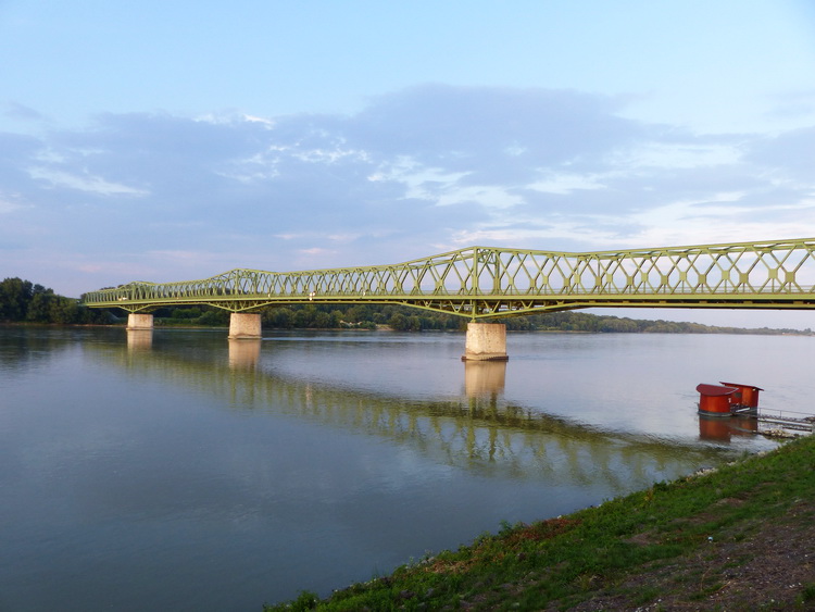 A dunaföldvári híd a Dunántúlt köti össze a Duna-Tisza közével
