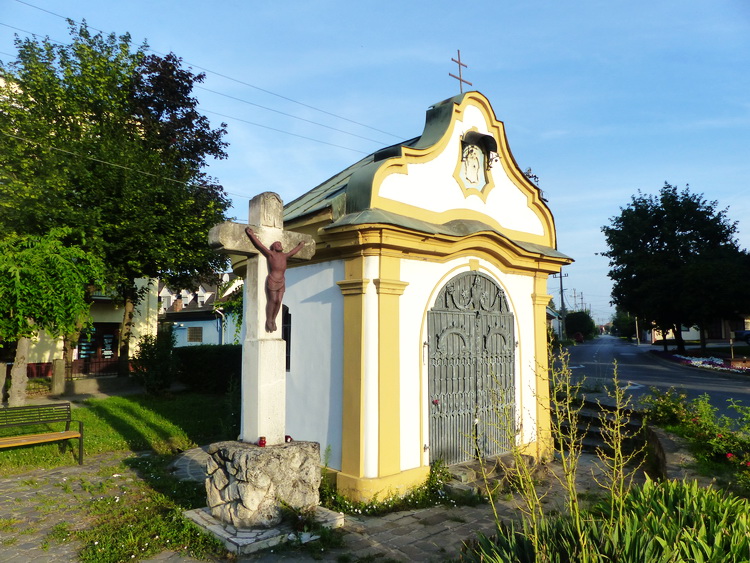 Dunaföldvár - Ez a kis kápolna a Sparral szemben állt az út túlsó oldalán
