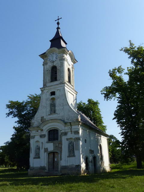 A kastélyhoz hasonló állapotban van a parkban álló kápolna is