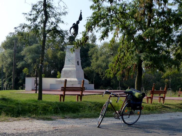 Pihenő a Tápióbicske melletti csata emlékművénél