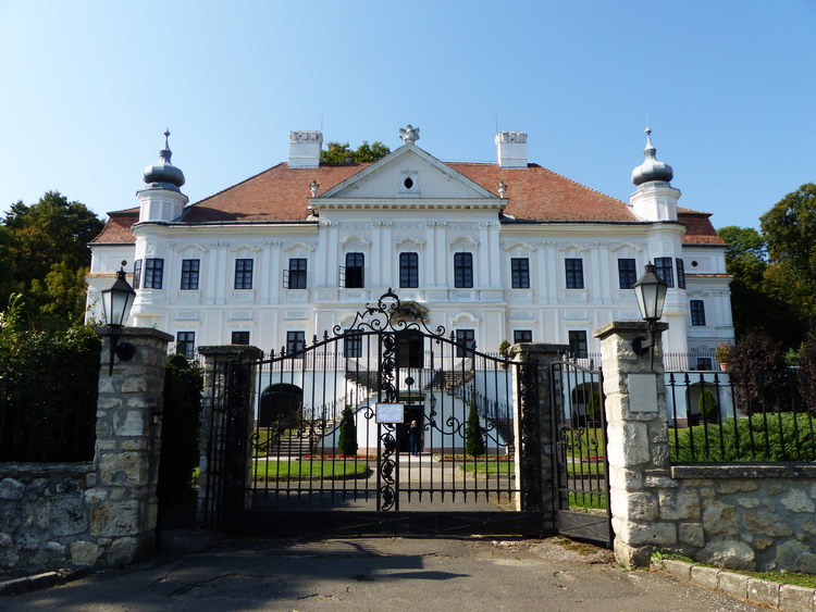 Szirák - A felújított Teleki-Degenfeld kastély