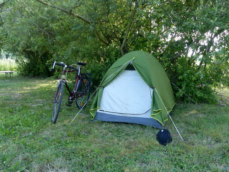 Már áll a sátor, mellette parkol a bicaj