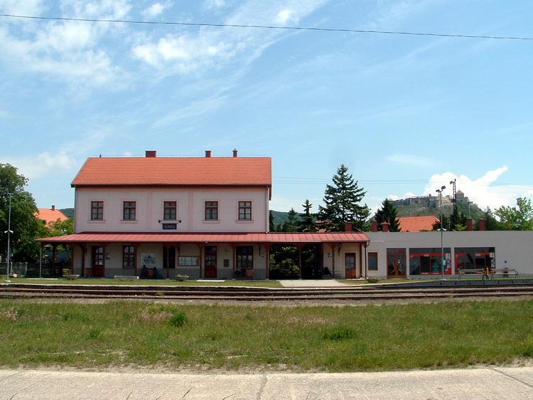 A sümegi vasútállomás és a vár közös képen