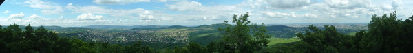 Panorámakép a Nagy-Hárs-hegyi Kaán Károly-kilátóból a Budai-hegyekre Panorámakép a Nagy-Hárs-hegyi Kaán Károly-kilátóból a Budai-hegyekre