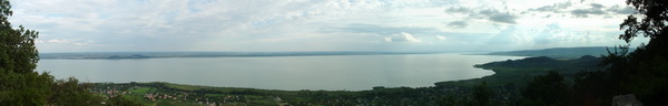 Panorámakép a Badacsony tetejéről, a Ranolder-kereszttől a Balaton nyugati medencéjére Panorámakép a Badacsony tetejéről, a Ranolder-kereszttől a Balaton nyugati medencéjére