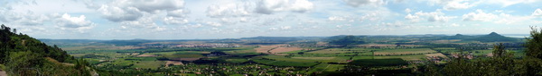 Panorámakép a Szent György-hegyről a Tapolcai-medencére és a tanúhegyekre Panorámakép a Szent György-hegyről a Tapolcai-medencére és a tanúhegyekre