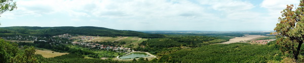 Panorámakép a Várgesztes feletti Zsigmond-kőről a falura és a környékre Panorámakép a Várgesztes feletti Zsigmond-kőről a falura és a környékre