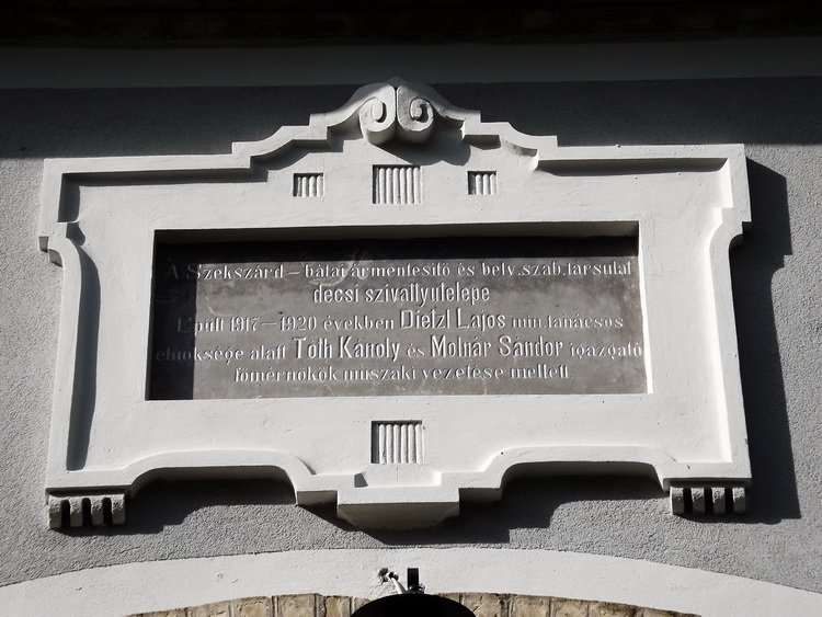 Emléktábla a műemlék szivattyútelep külső falán