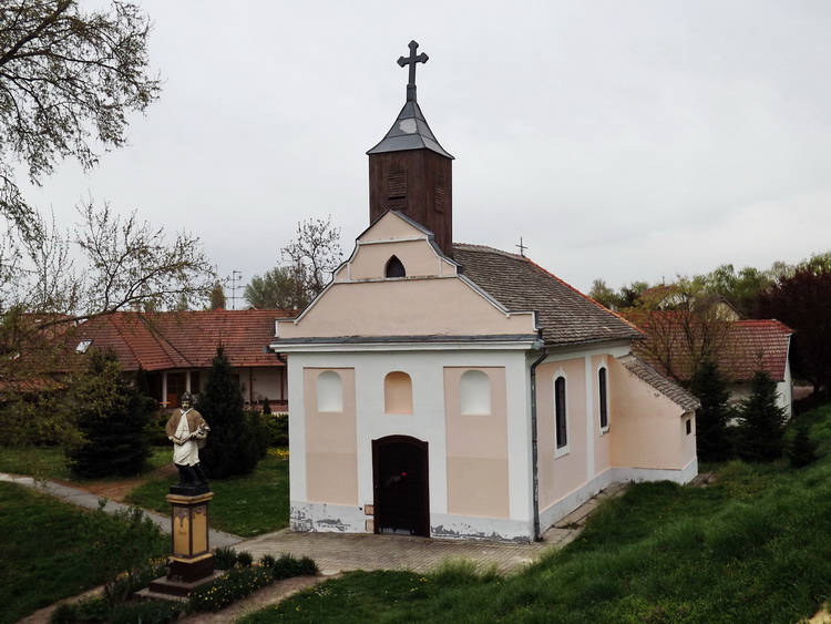 A Szent János kápolna a Bajára vezető kerékpárút mellett áll