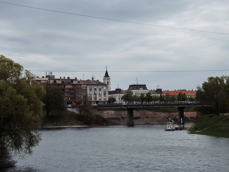Baja belvárosa a Sugovica partjáról nézve