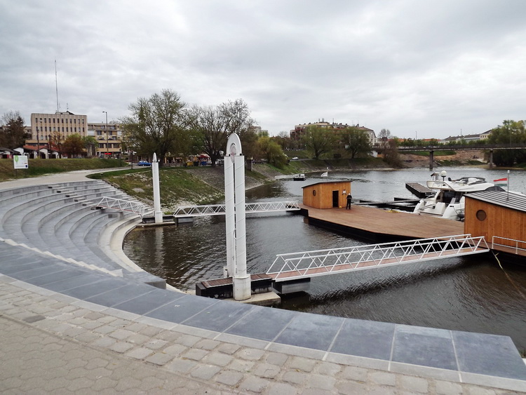 Szabadtéri színpad a Sugovica partján