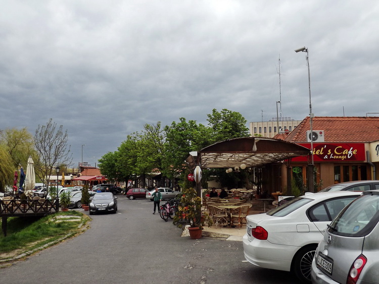 A bajai Halászpart vendéglősora a Sugovica partján