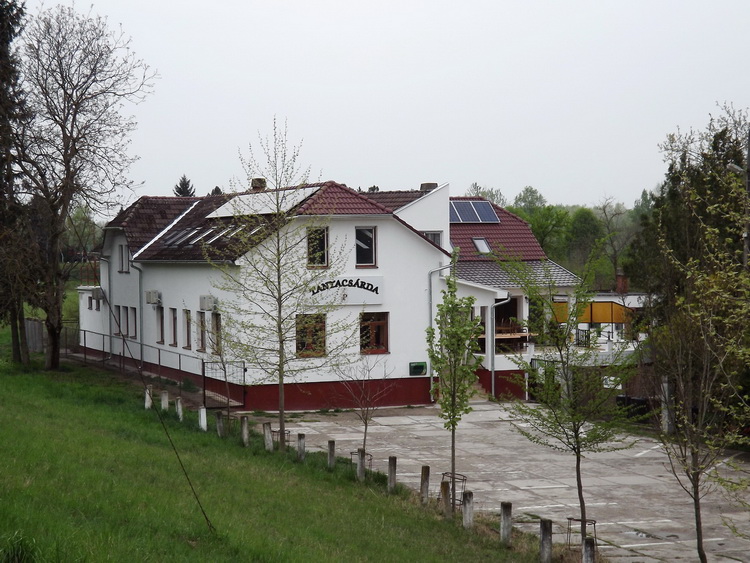 A Tanyacsárda épülete Baja határában, a gát mellett