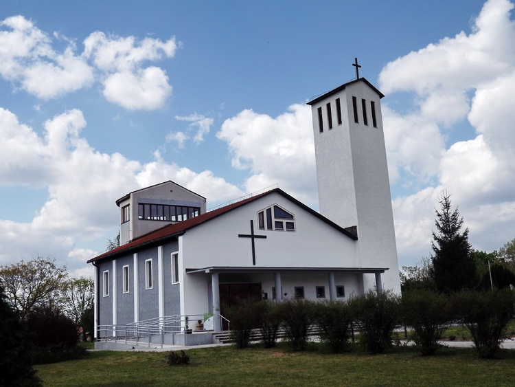 Érsekhalma modern római katolikus temploma