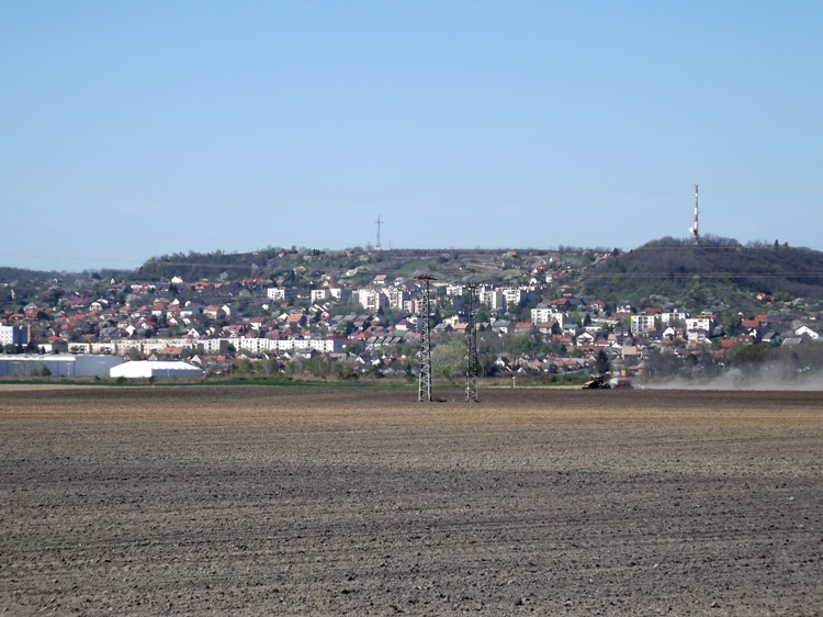 Jól látszik a gátról Szekszárd is