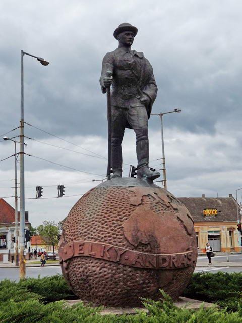 Jelky András szobra Baján egy útkereszteződésben