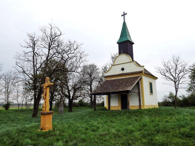 A Szent Anna kápolna Ósükösd és Sükösd között áll a mezőkön