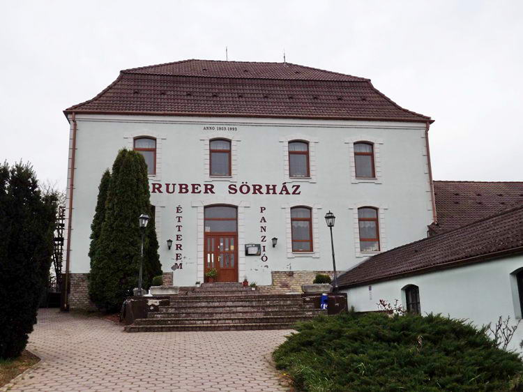 A Gruber Sörház, Étterem és Panzió épülete Sükösdön