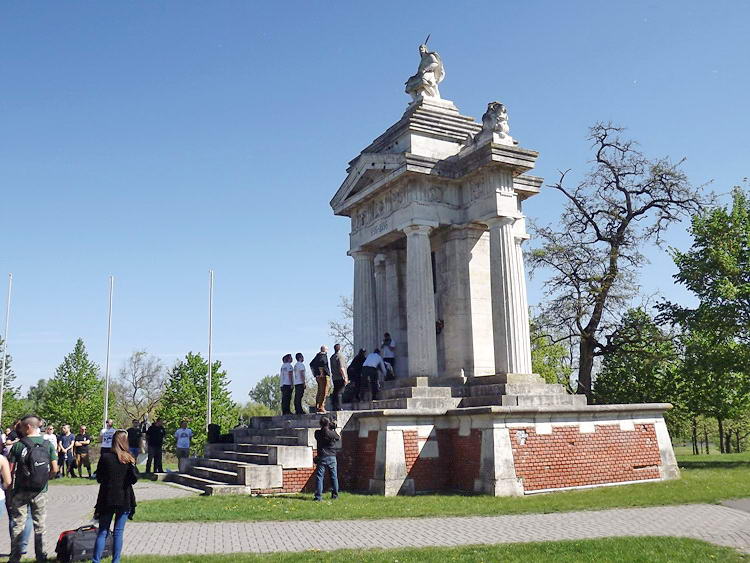 Ópusztaszer - Koszorúzás az Árpád emlékműnél