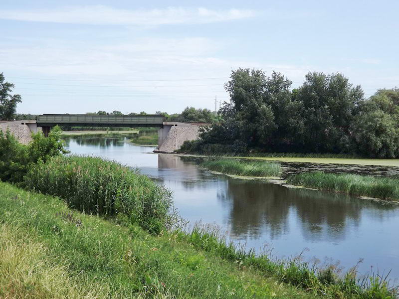 Felkapaszkodva a gátra pillantottam meg a Hortobágy-Berettyót és a vasúti hidat