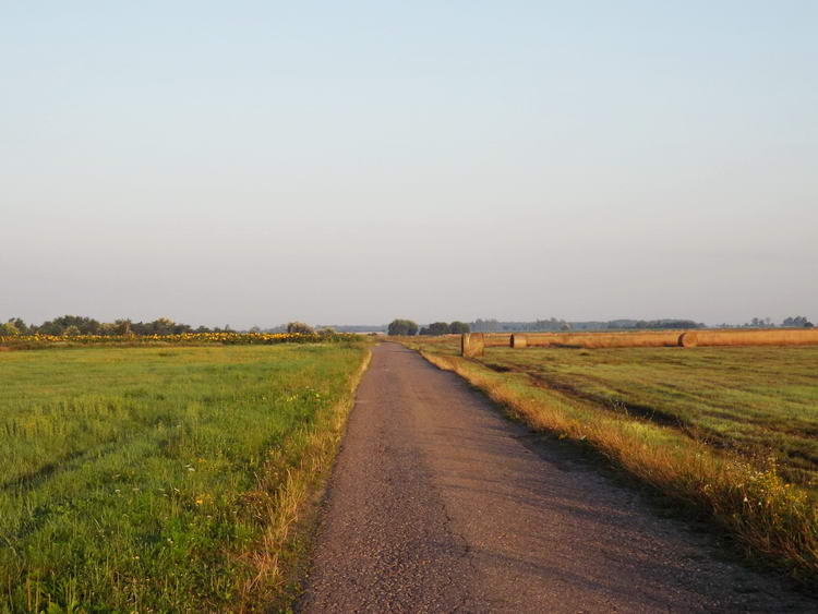 A gázfogadó telep keskeny aszfaltján