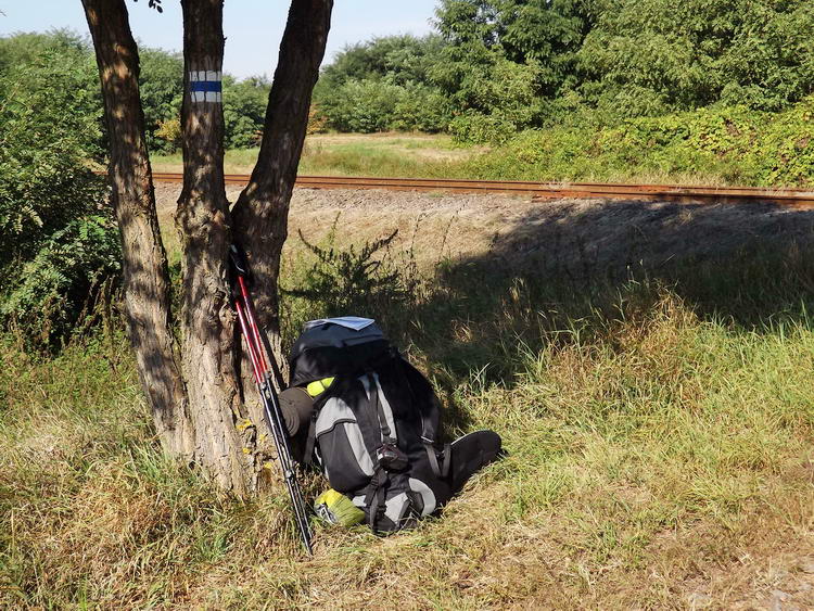 Pihenő az árnyékban a vasúti sínek előtt