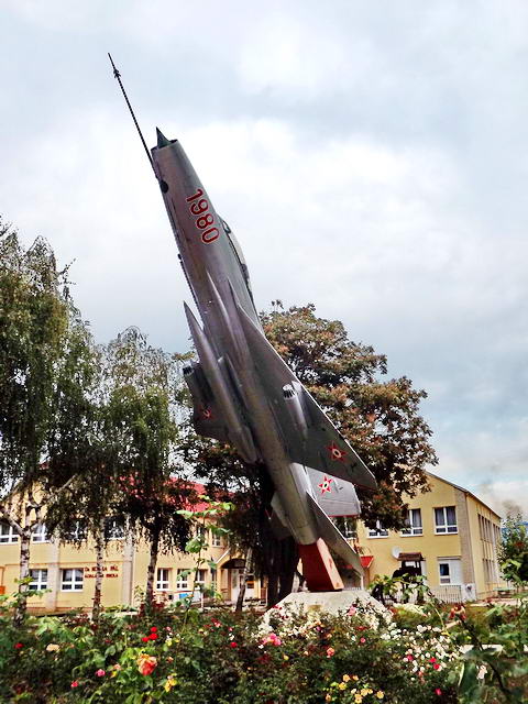 Gyulaháza - MIG21-es repülő Farkas Bertalan szülőháza mellett