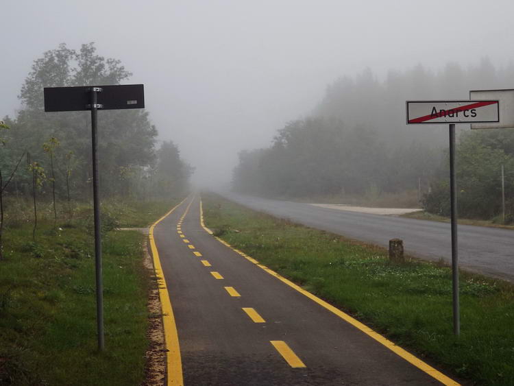 Kerékpárúton Anarcs határában